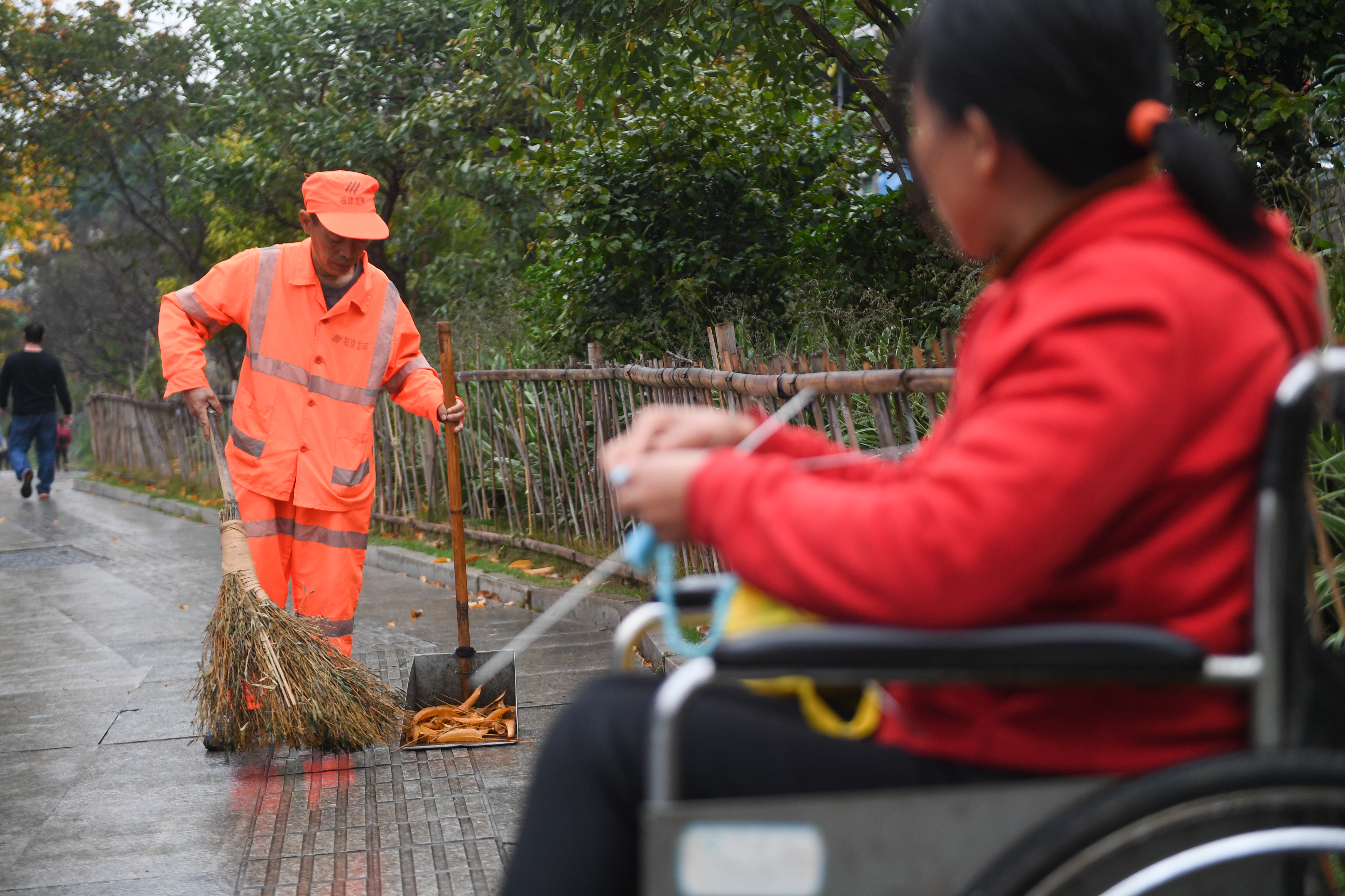 坐着轮椅陪你扫马路：最温暖长情的告白