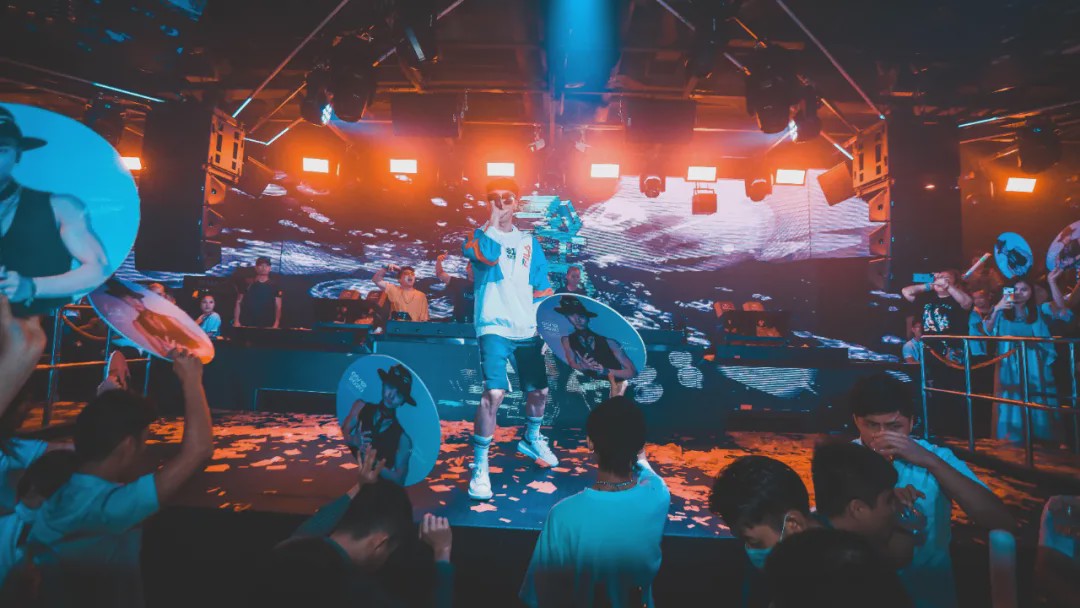 呀喏哒海口总店,新迁至日月广场射手座三楼;呀喏哒集团旗下蜂巢酒吧