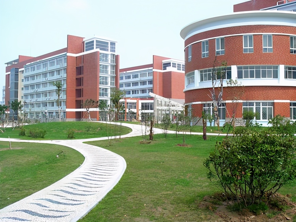 在高铁内上课，河南这所学校“毕业生”很抢手，很有王牌专业特色