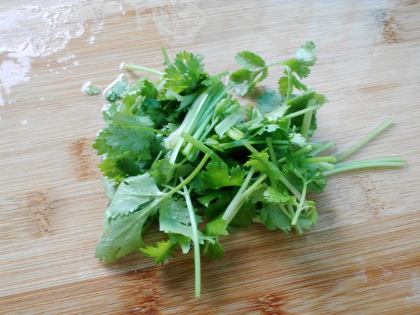 要想羊肉不腥不膻，除了焯水，加这3种食材一起炖，汤更鲜美