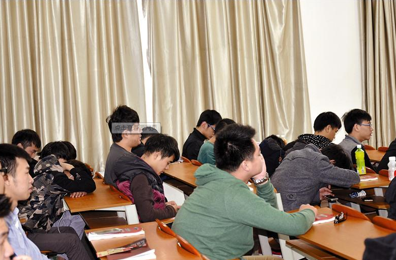 学生上大学，8千生活费不足一月已用光，生活费标准多少够用