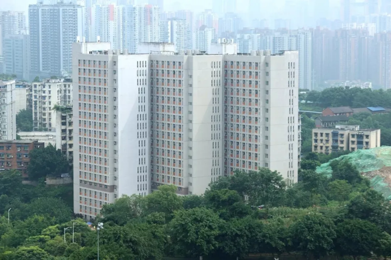 重庆超豪华大学：依山环水，占地2390余亩，校内出行还得坐车