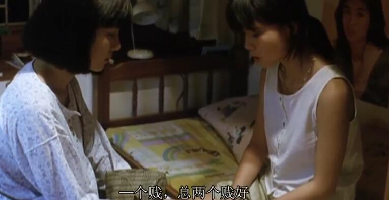 在这部1988年的老电影中，袁洁莹演女学生，林正英演警察