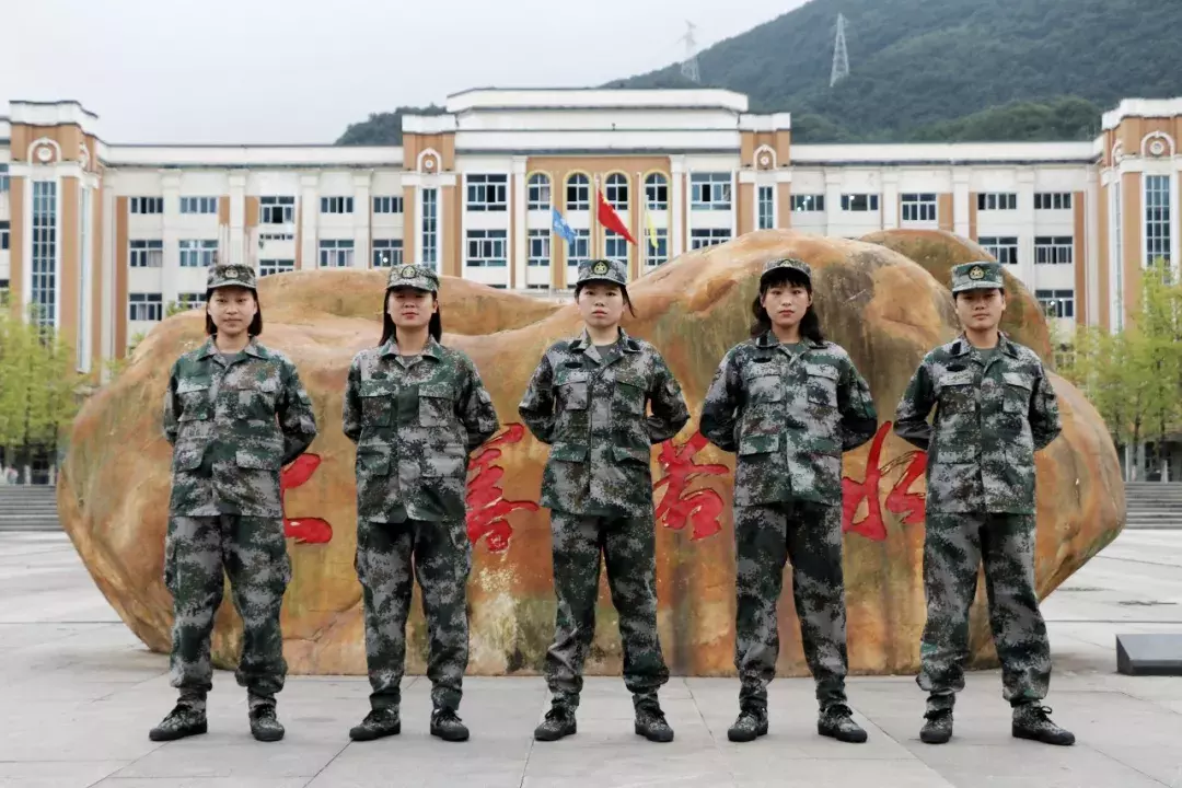 六盘水师范学院5名入伍女兵访谈