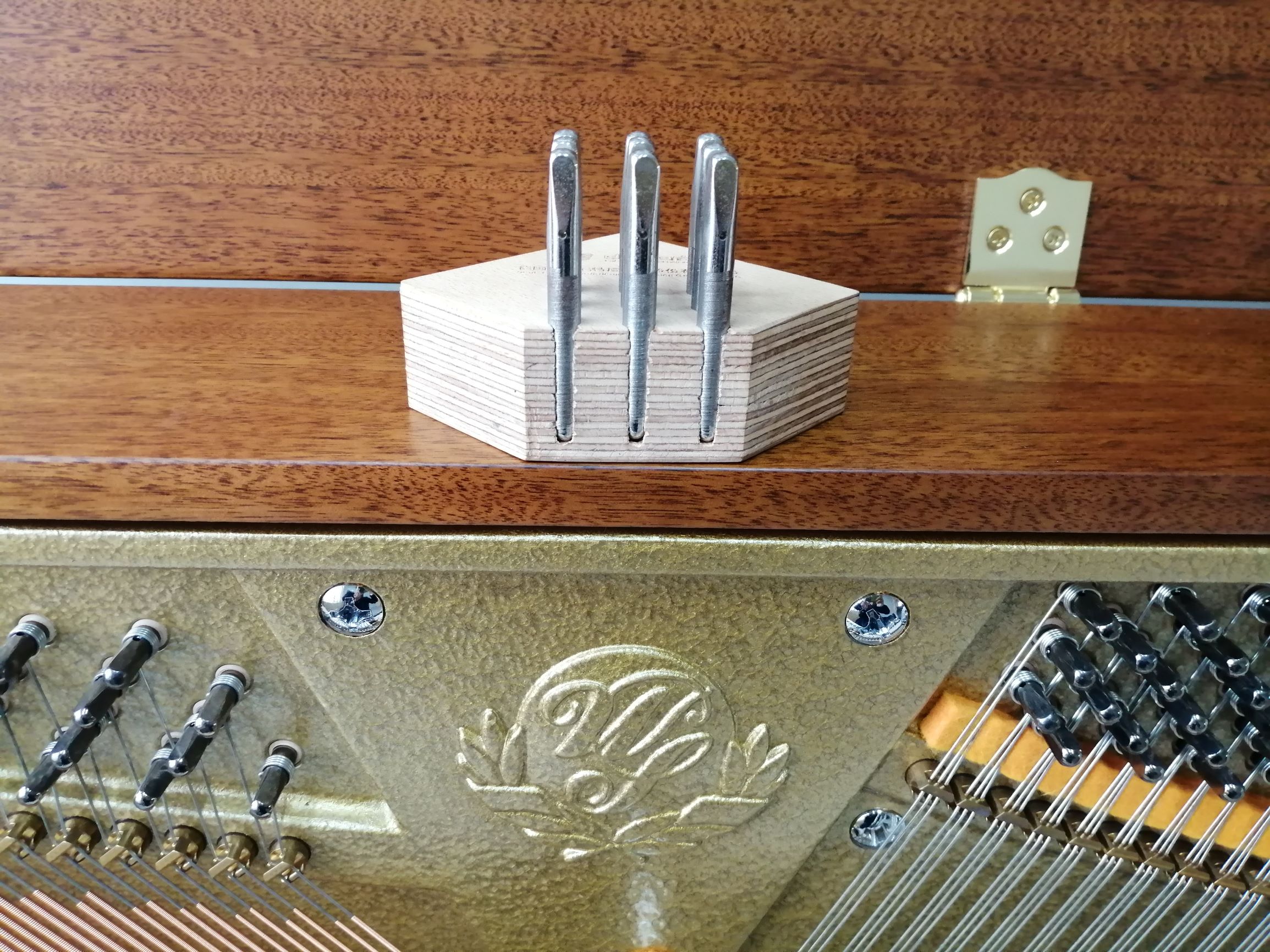 弦轴的作用(钢琴部件材质科普，温格钢琴的弦轴板)
