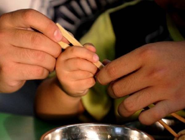中班孩子大部分都不会用筷子？家长和老师图省事，孩子错过锻炼期