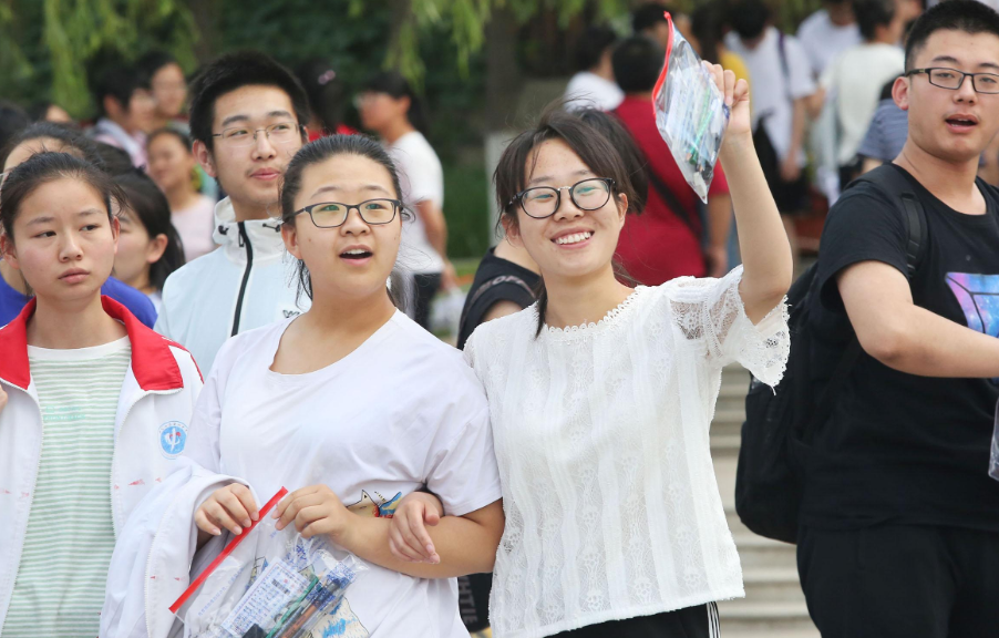 为啥高考当天不能穿校服，是怕学生作弊吗，班主任一语道破玄机