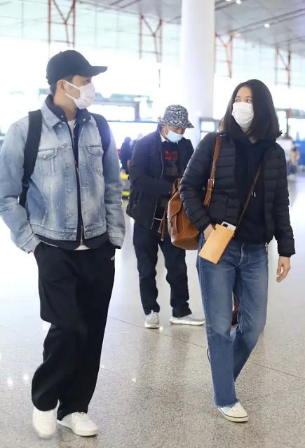 袁咏仪逛街被偶遇，买完包不忘给老公张智霖买衣服，好甜蜜