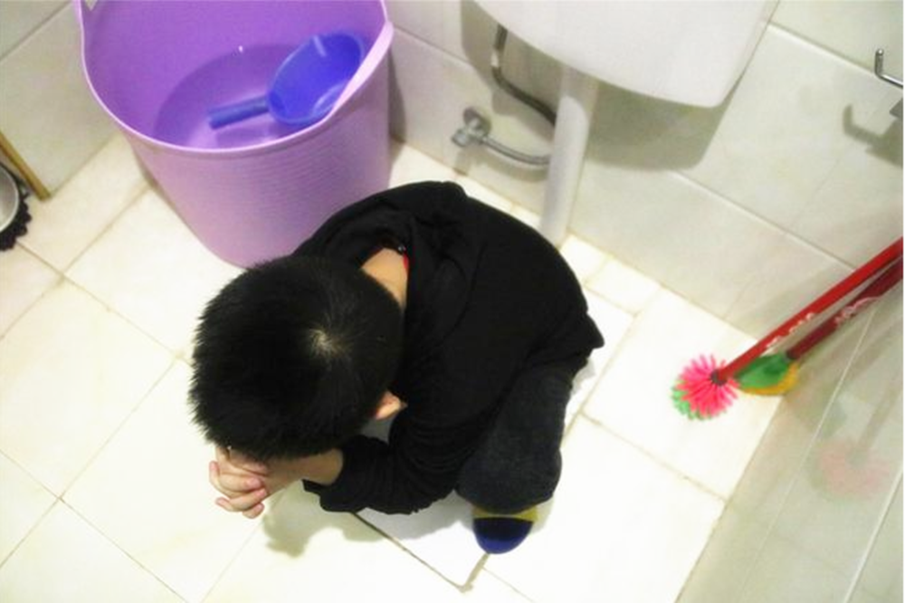 孩子上厕所是“蹲着”好还是“坐着”好？姿势不同，长大后区别大