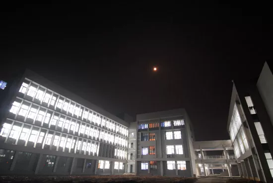 诞生于千年绸都，还是省级示范高校，这所大学占地1400余亩