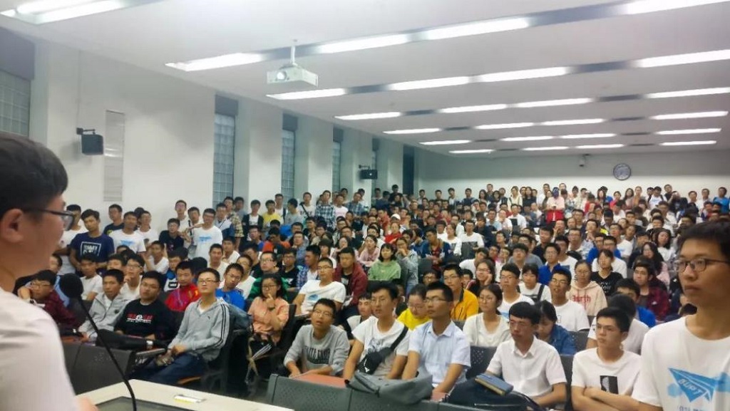 大学生宿舍变化差异大，从逼仄十二人间到家庭套房，学校目的显然