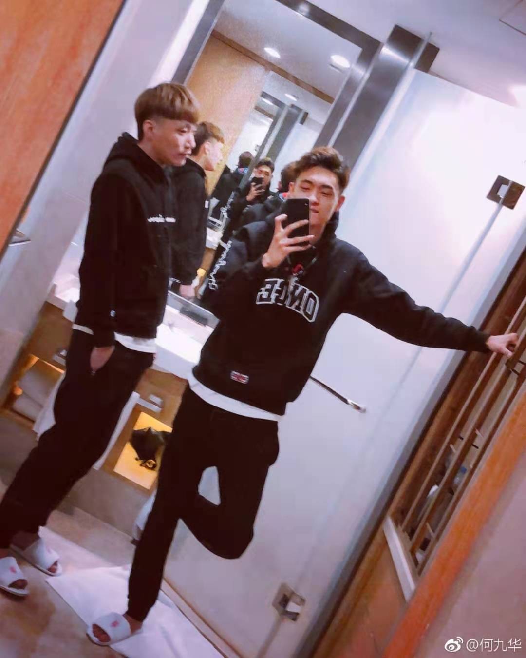 尚九熙何九华互相取关后现身直播德云社矛盾尖锐七年搭档互相取关其中