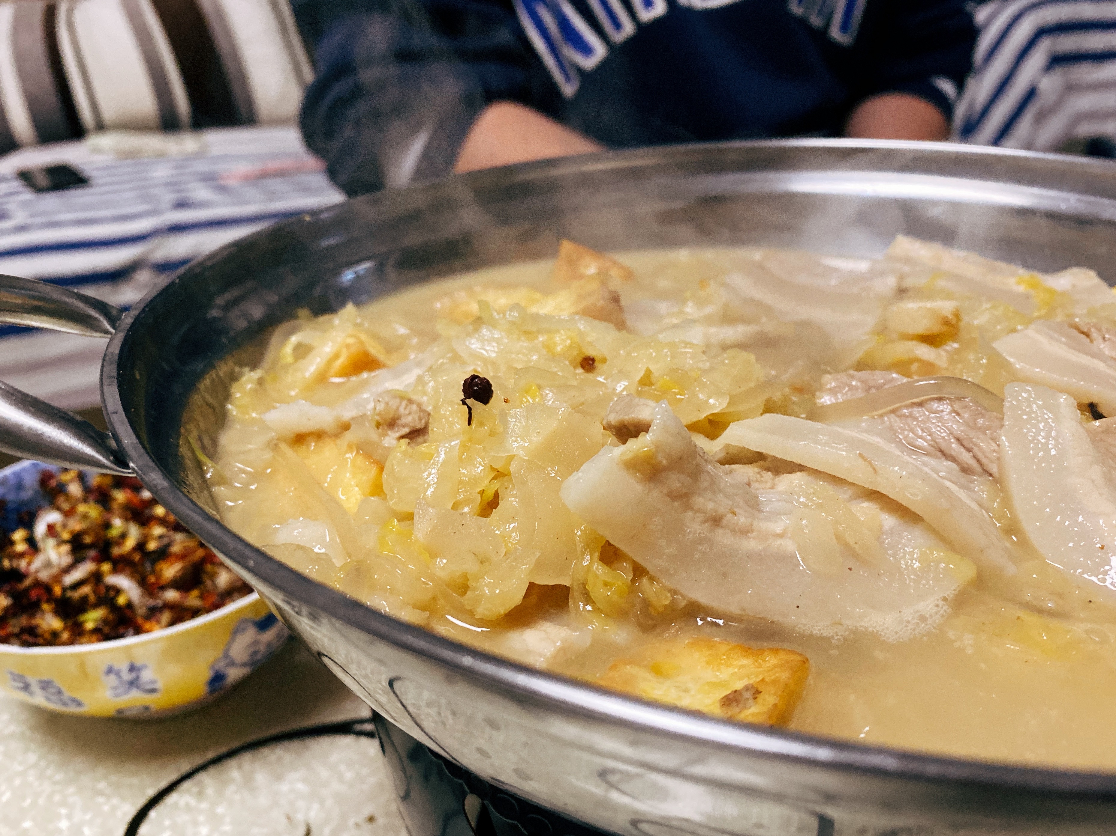 东北风味酸菜汆白肉，酸汤鲜美，不油不腻，好吃好做只需4步