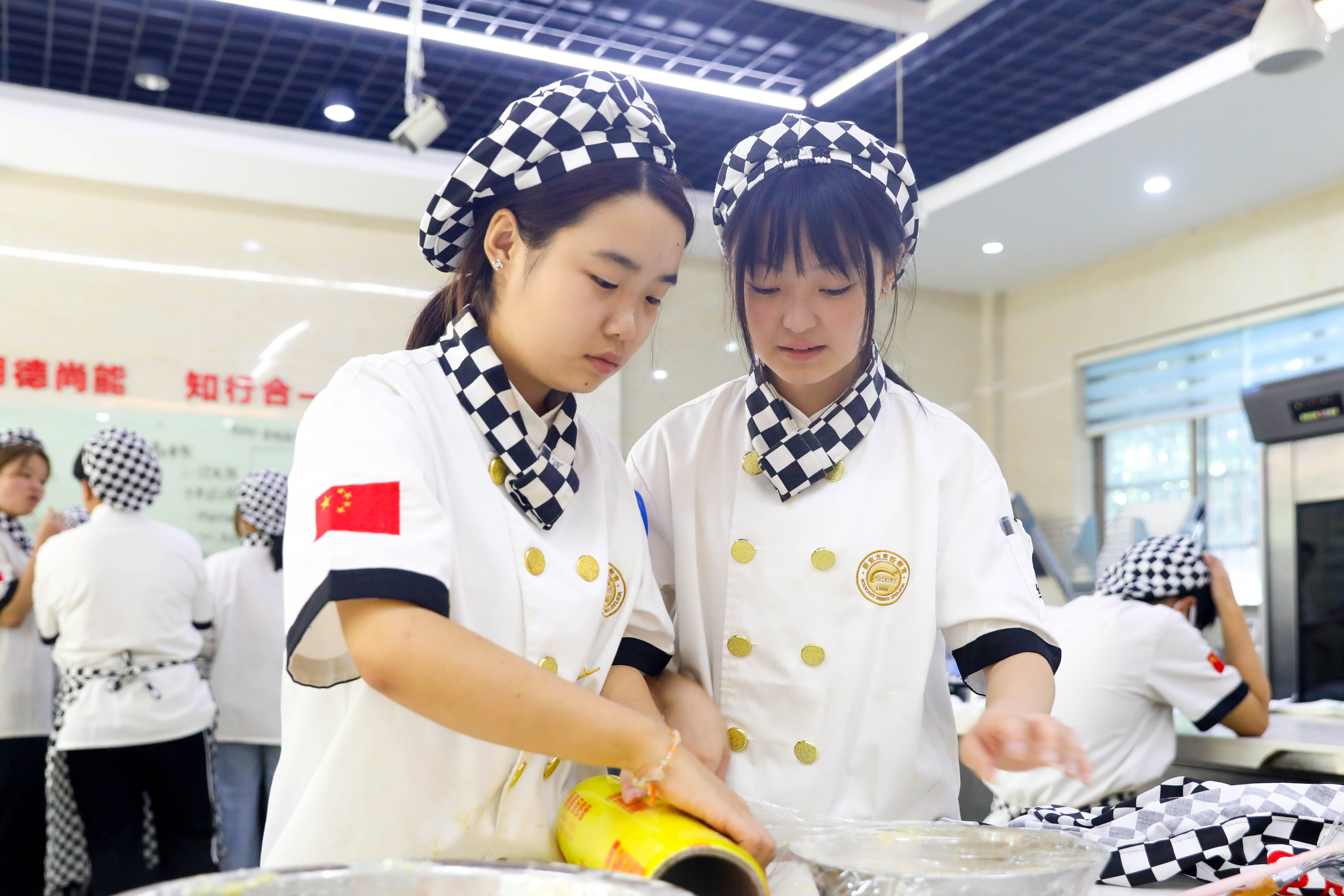 学技术还是当学徒？女生学什么技术比较好？