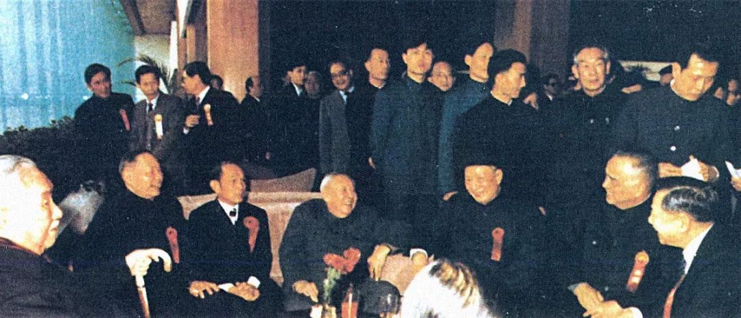 “新中国第一团”故事：第一批去香港旅游的内地人与一位老特工