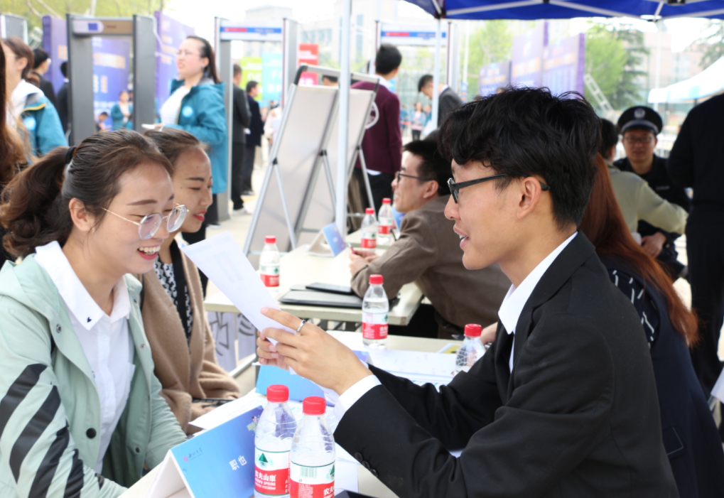 未来十年很吃香的3个专业，工资高、待遇好，选对了“钱途无量”