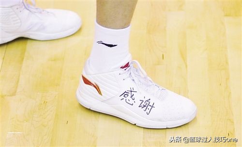 nba球员为什么球鞋上写字(以球鞋为舟，载崇高敬意！科比致敬偶像李小龙，詹姆斯4次穿Kobe)