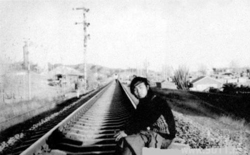 15岁考入北大的天才诗人，25岁却卧轨自杀，海子父亲：不该学文科