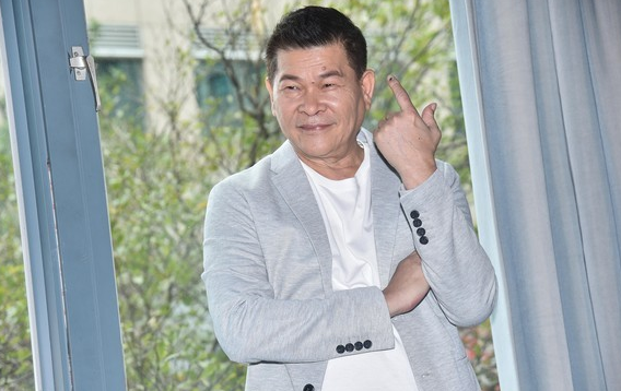 “家里有一个童话妻子”男人充满了曝光！他从未收到从年龄的新年事件的联盟。