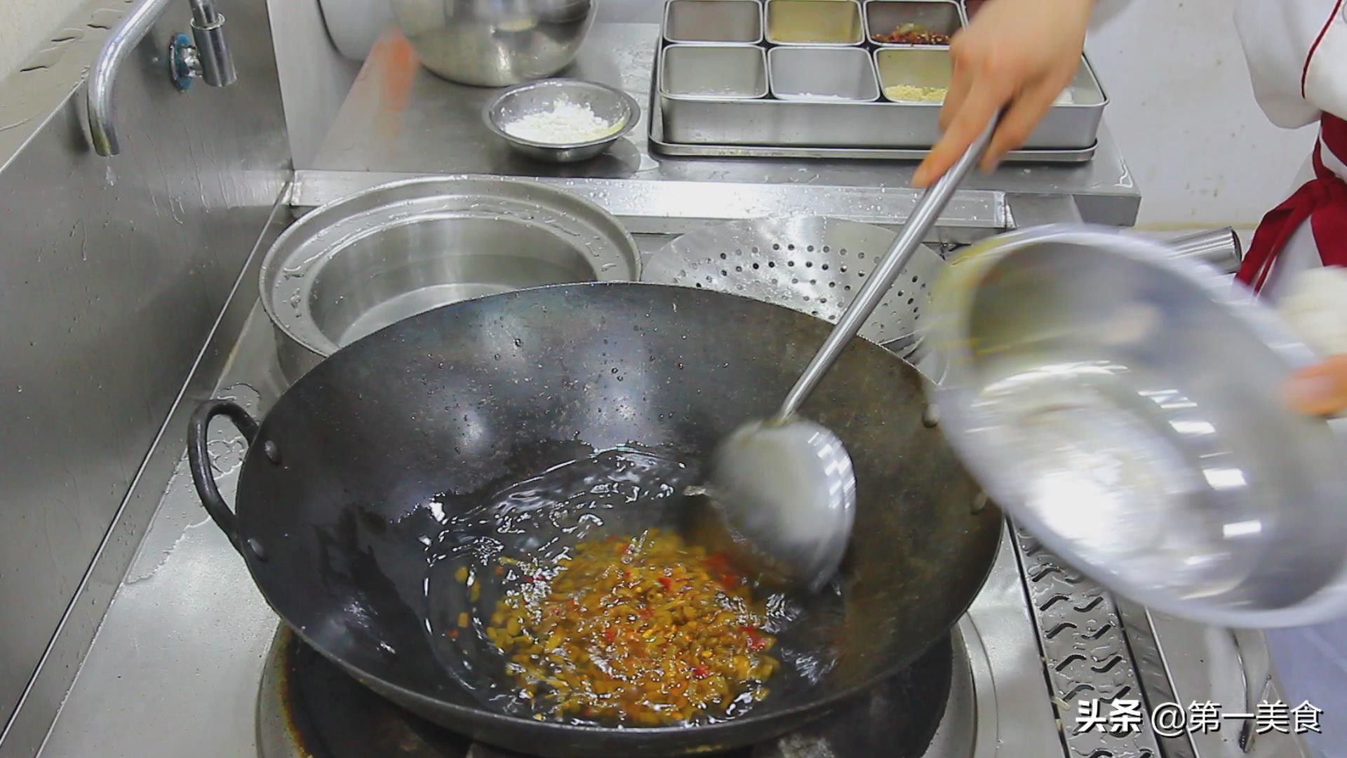 厨师长教你做这道“肉沫酸豆角”，酸辣爽口，食材简单，经济实惠