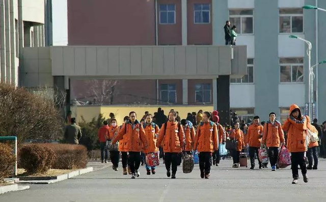 22年各地高中学校寒假放假时间出炉，学生拍手叫好，家长很不情愿