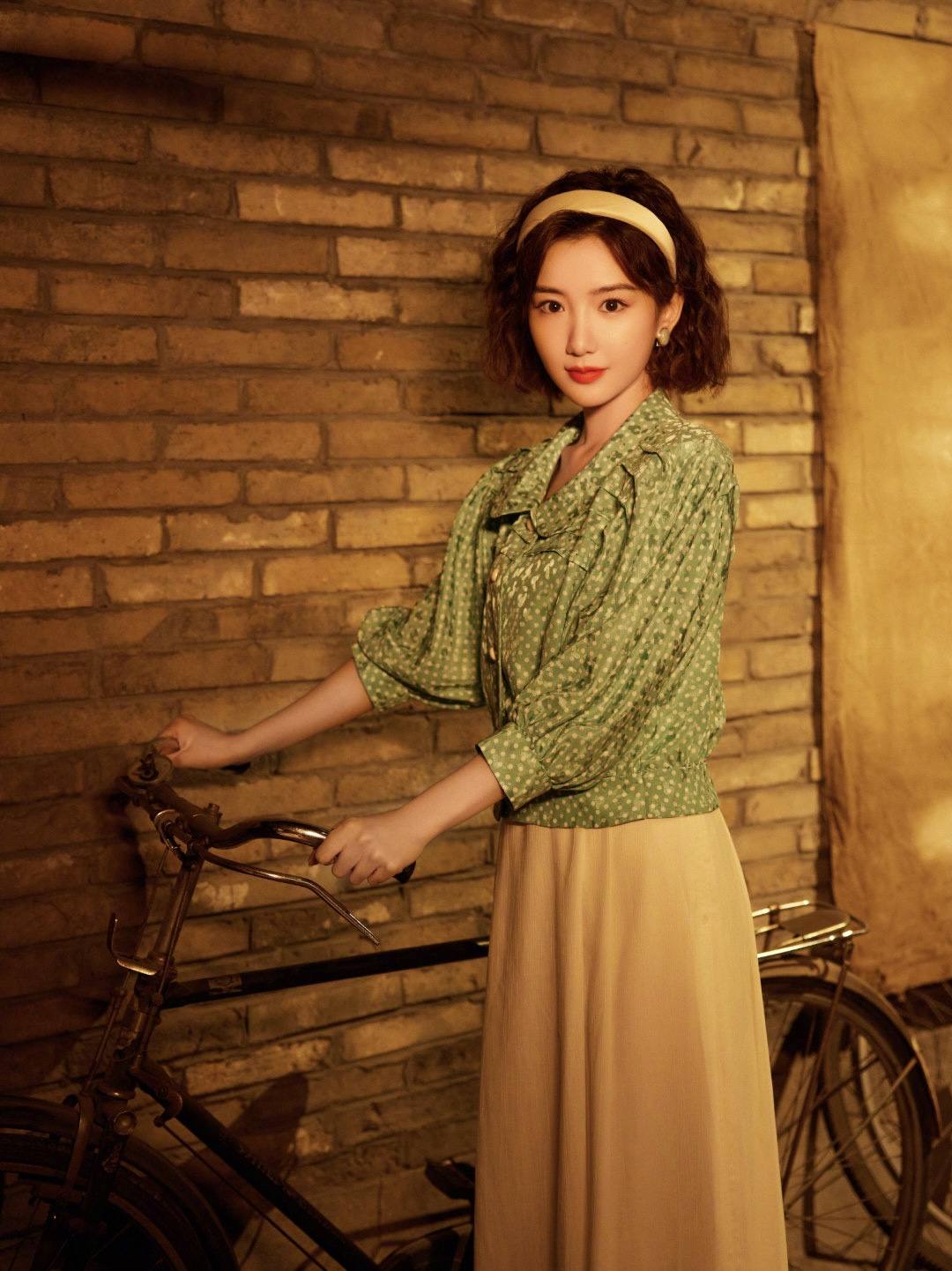 复古发型图片女(红衣张小斐) - 赤虎壹号