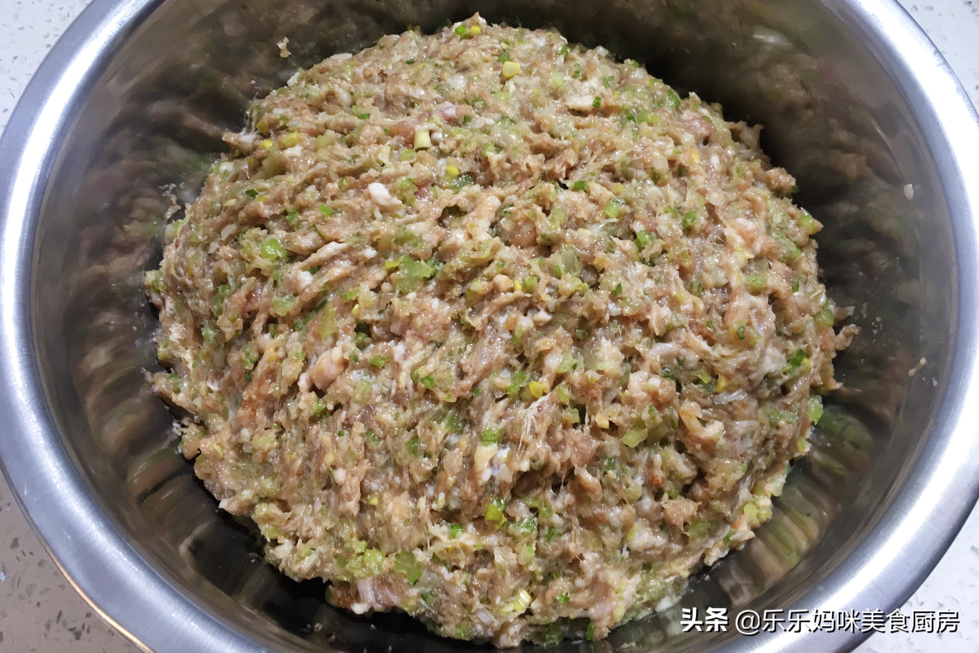 芹菜饺子馅怎么做（牢记3放2不放肉馅鲜嫩多汁）