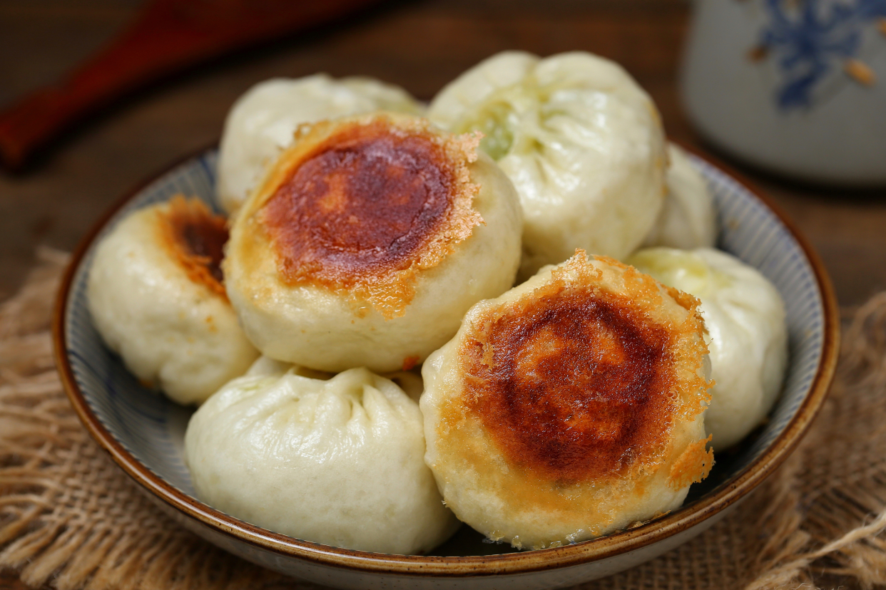包子煎着吃，脆底鲜香咬一口冒汁儿，做法简单比外面卖得好吃多了