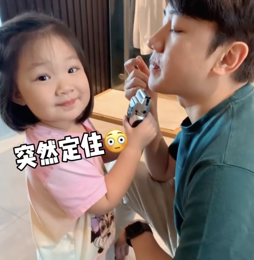 王祖蓝晒女儿帮剃胡须，Gabby却分心对镜摆拍，古灵精怪像爸爸