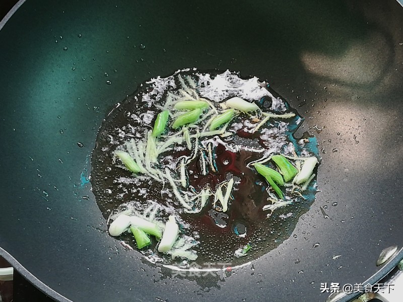 酸溜溜的味道，酸爽可口，开胃下饭，还帮油腻腻的肠胃减减负