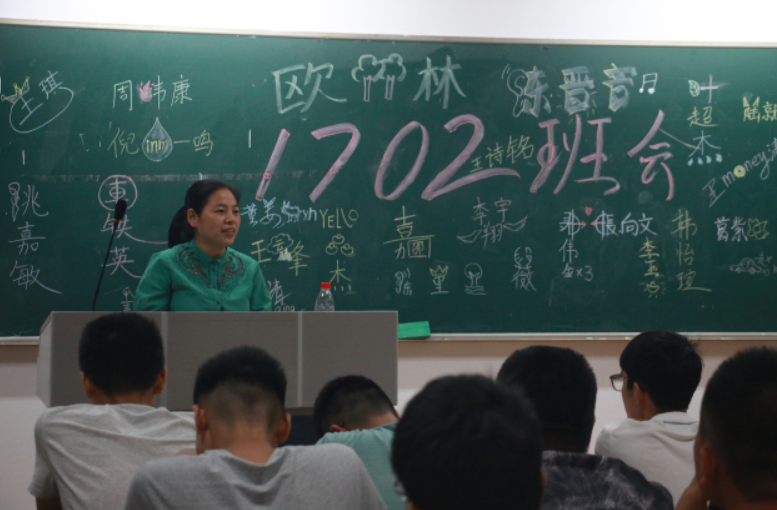 “我家是收废品的”，女大学生自我介绍获称赞，自信的女孩真美