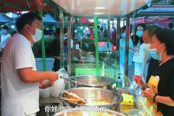 只因选了“天坑”专业，华师大研究生毕业后，无奈在市场摆摊