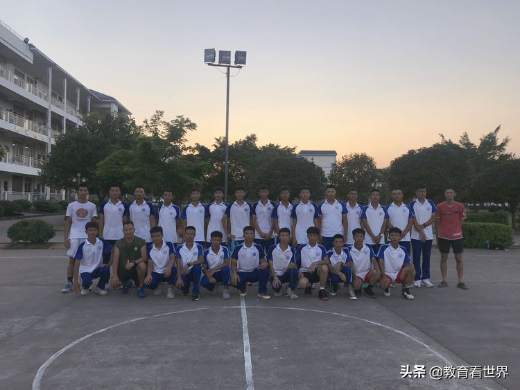 顽强拼搏，奋勇争先一一柳城县实验高级中学高一“新生杯”篮球赛