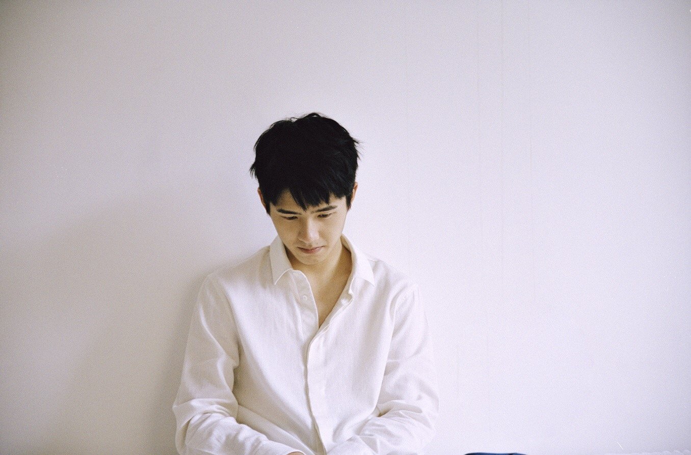 男人照相姿势大全图片(男生拍照) - 赤虎壹号