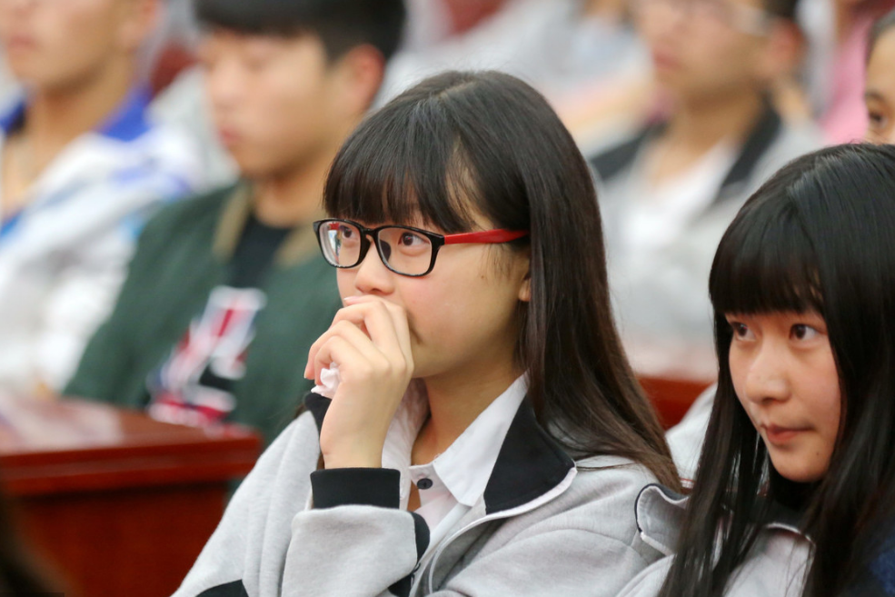 “高考四百分有什么用”，考生含泪哭诉，拼命学习跟200分没区别