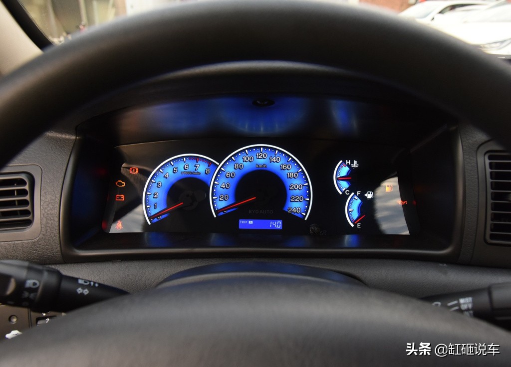 3万多买台比亚迪F3，经济又实惠，能遮风挡雨，比开摩托车强