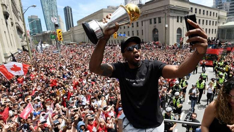 nba为什么会有多伦多(猛龙为何地处加拿大？洛杉矶为何有两支球队，懂得这些才算老球迷)