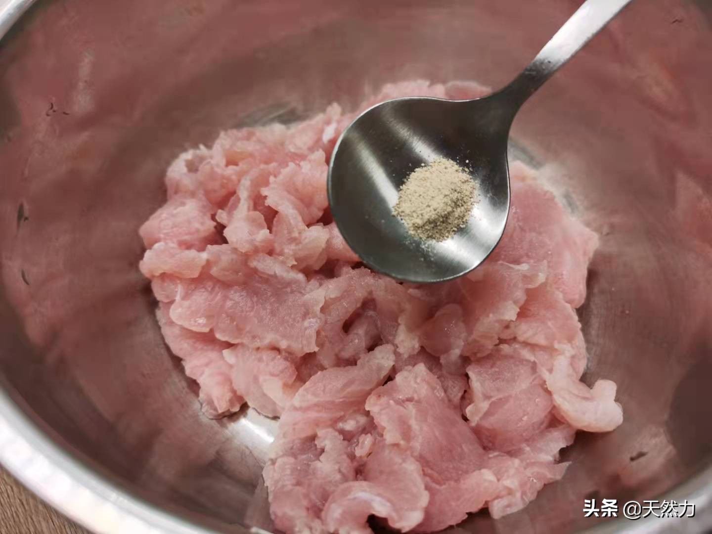 木须肉是传统的经典名菜，做法简单，步骤是关键，看一遍就能学会