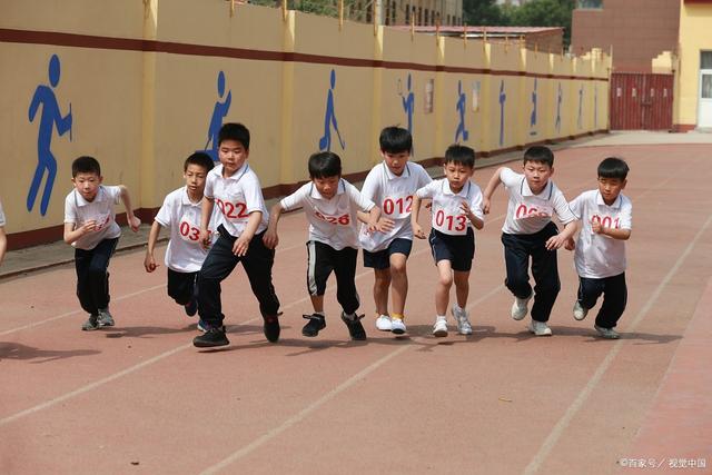 广州一高校惊现“黑丝运动媛”，大学穿衣自由，但公众场合要得体
