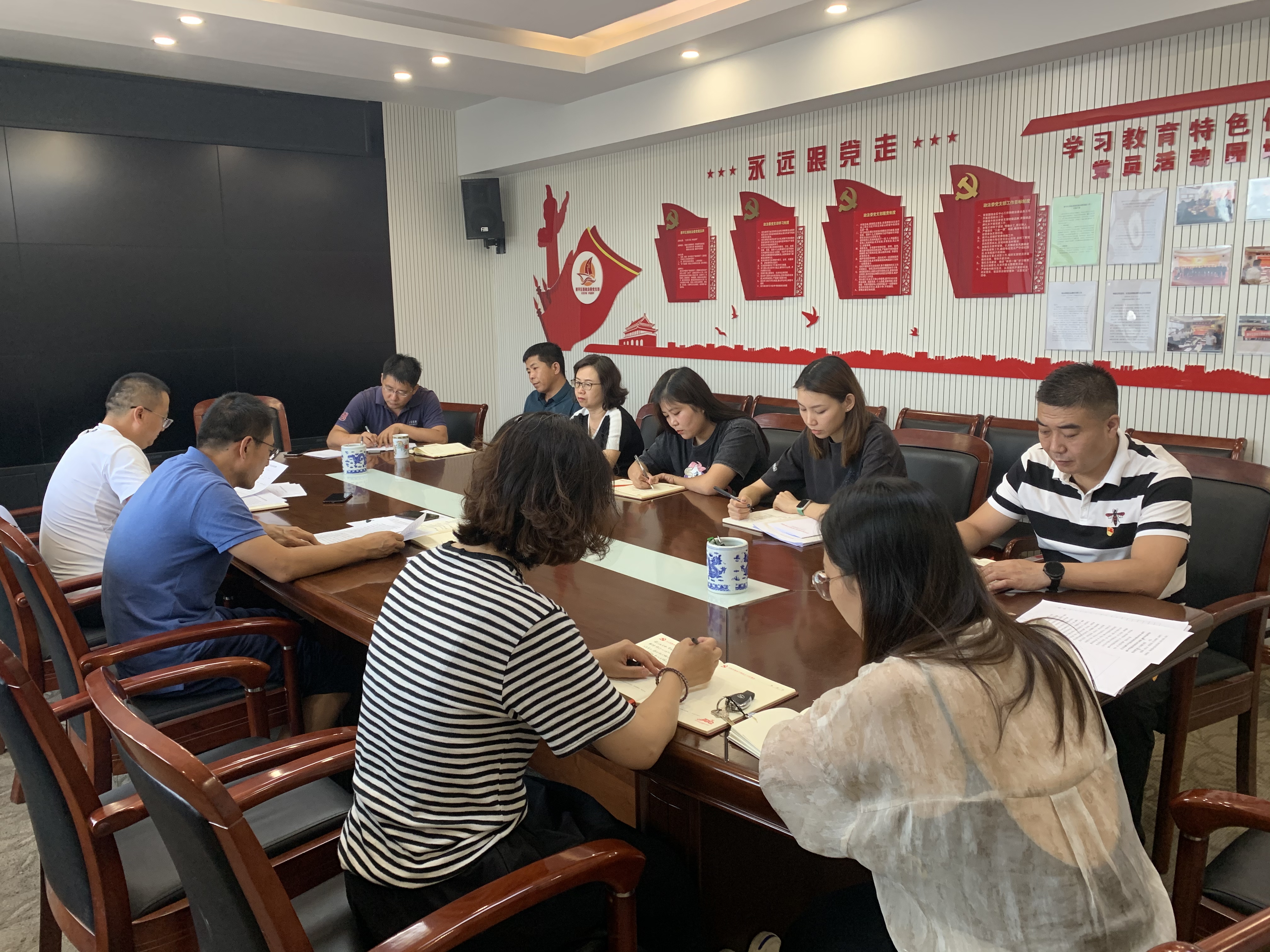 铸牢中华民族共同体意识——区委编办党支部书记讲党课