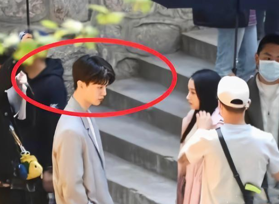 有种差距叫南大学子，杨振宁演讲人头攒动，顶流明星拍戏无人问津