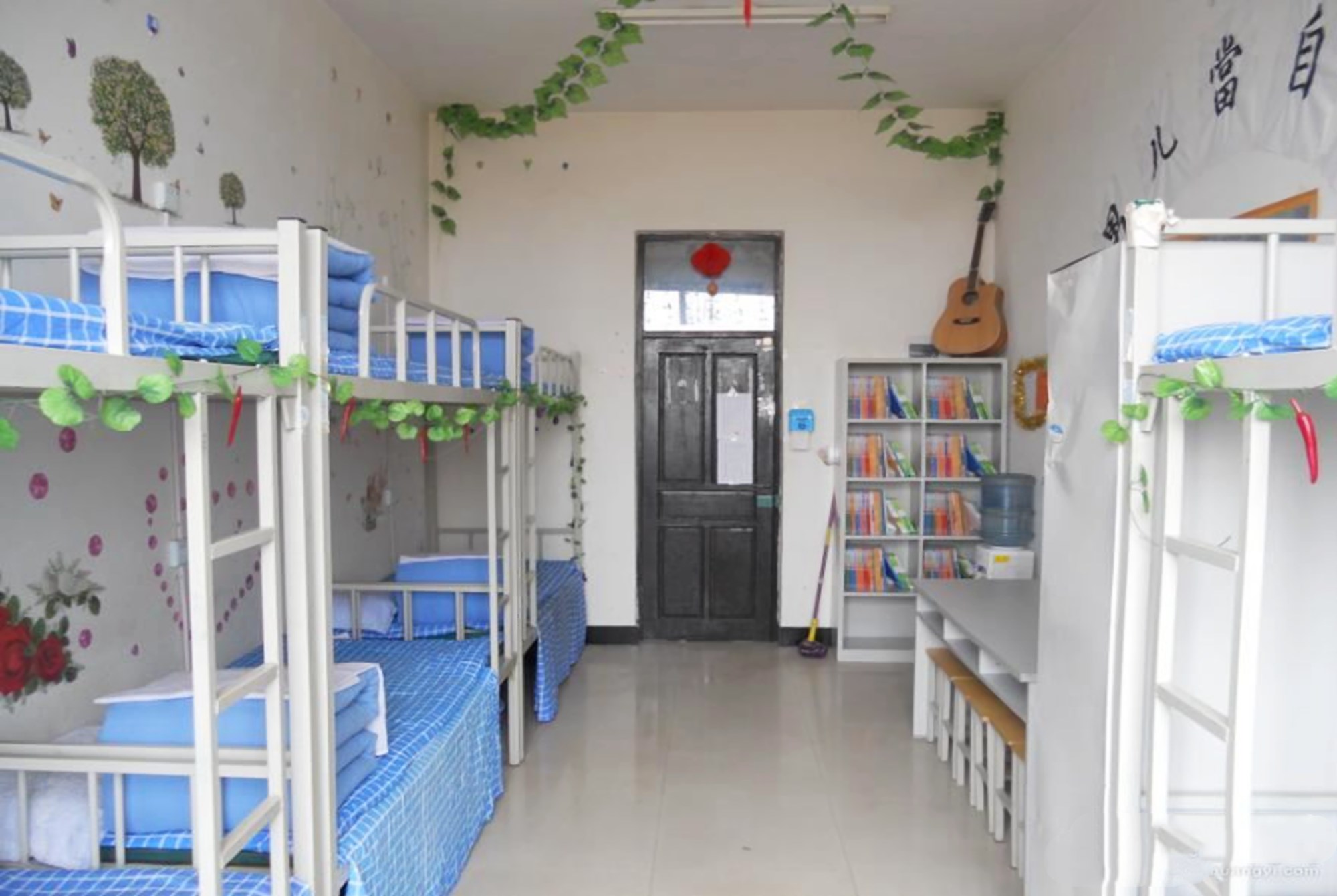 高科技打卡“监视”，导员花式查寝，大学生吐槽：住寝室是我不配