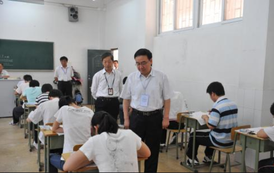 2021年高考在即，妈妈们身穿旗袍花样陪考，满满的“仪式感”