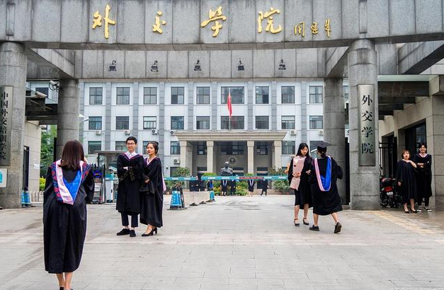 4所毕业生直接“躺赢”公务员的大学，专业也很吃香，就业不用愁