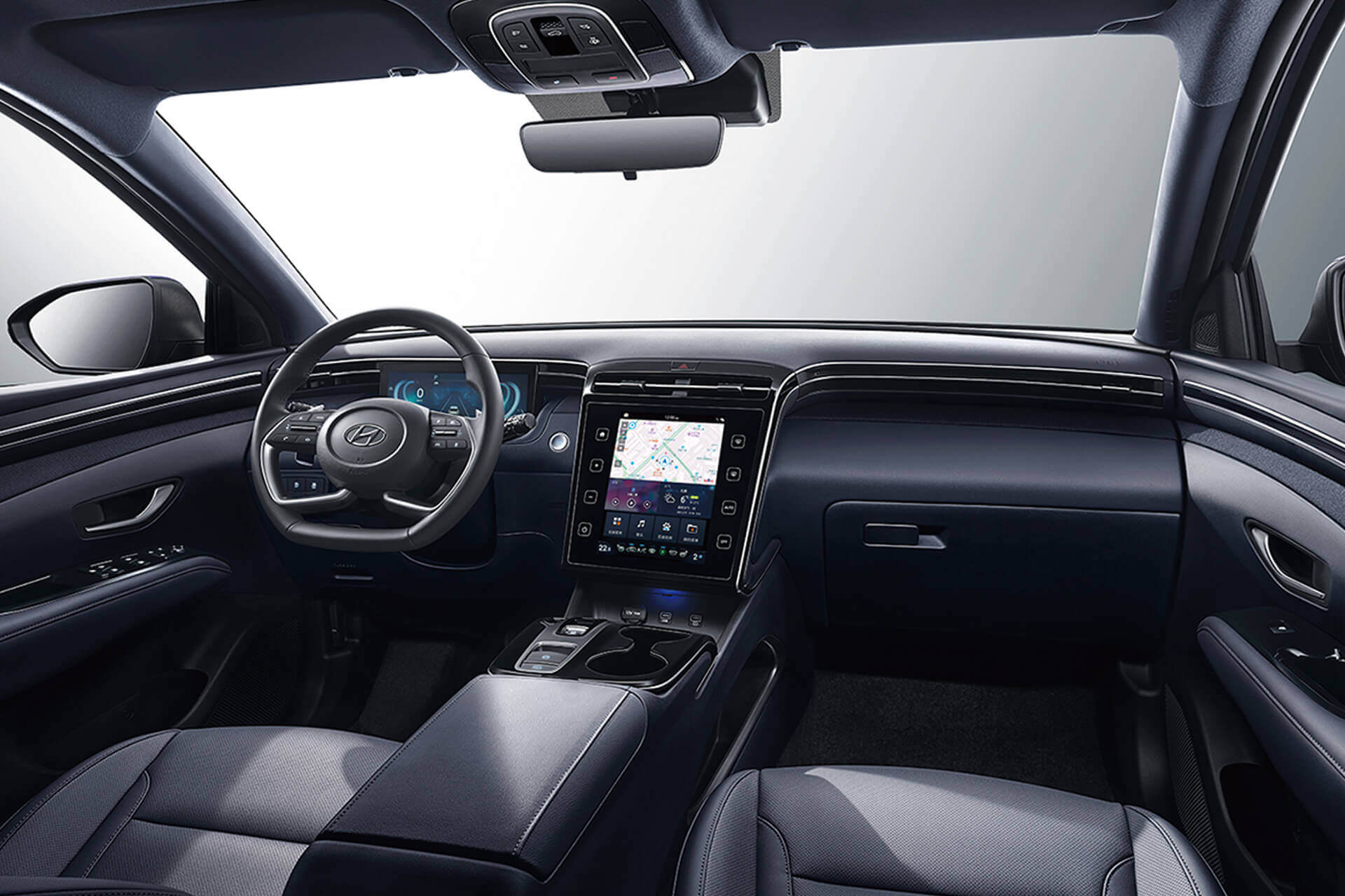 内饰材质方面,第五代途胜l除了低配采用织物座椅外,其它都采用仿皮