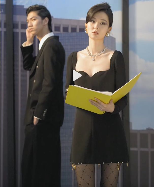 乔欣变90年代OL女郎，穿小黑裙配黑丝真性感，有港风美人的韵味了