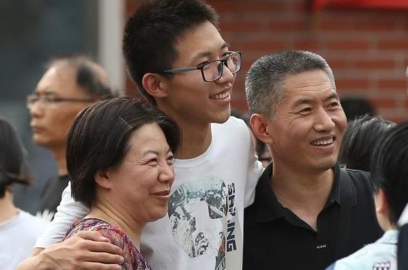 高考考生考前焦虑，担心发挥失常，父母暖心回答助力孩子超常发挥