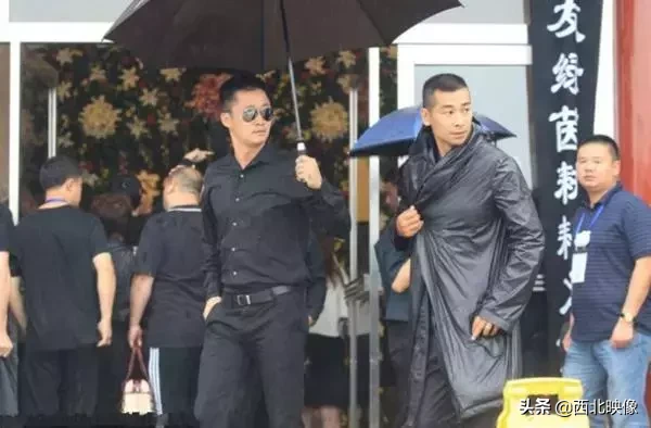 功夫巨星:吴京向左,赵文卓向右