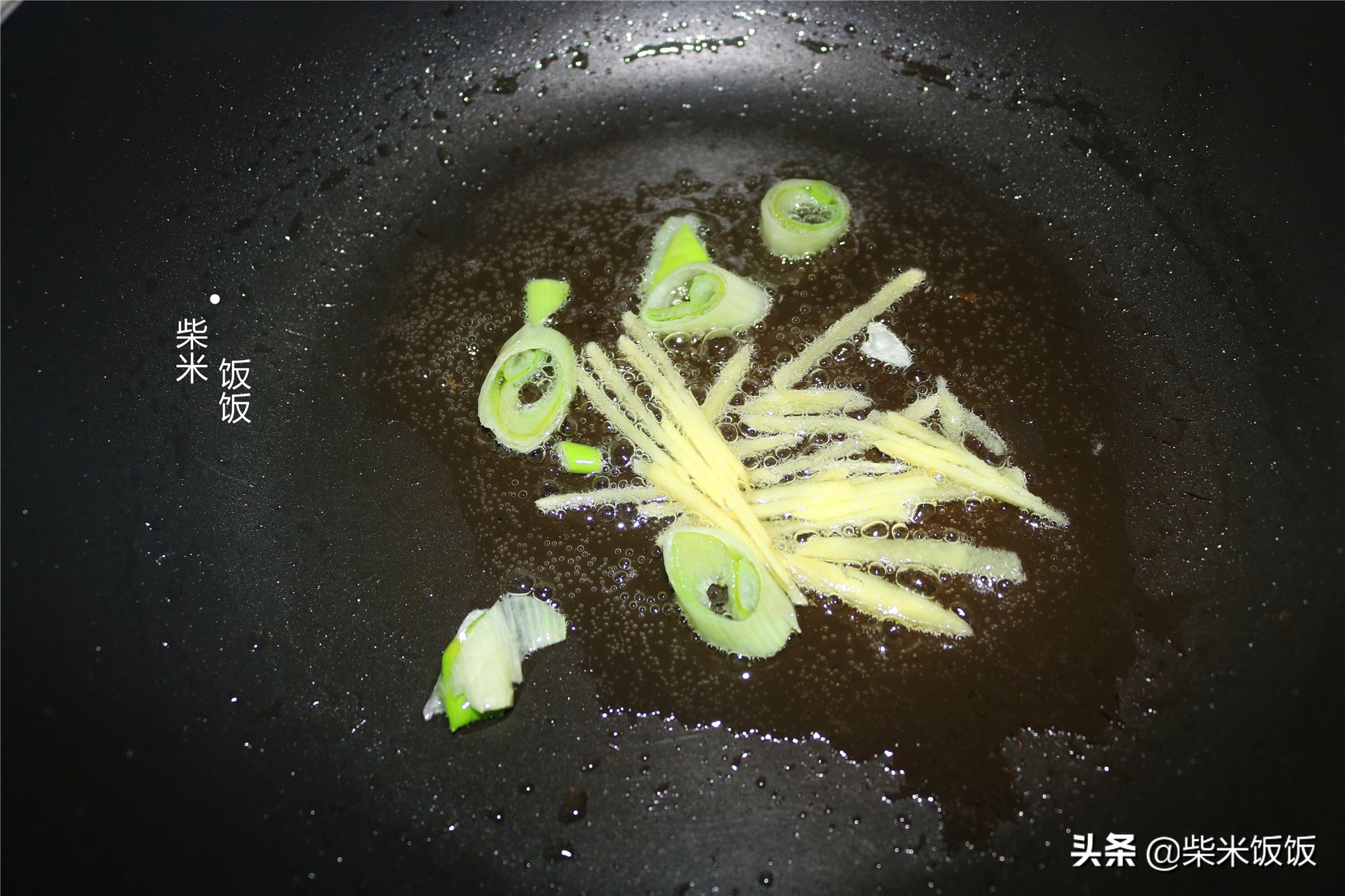 猪肉丸子这样做，不散不柴，鲜嫩有弹性，做一盘连汤也不剩