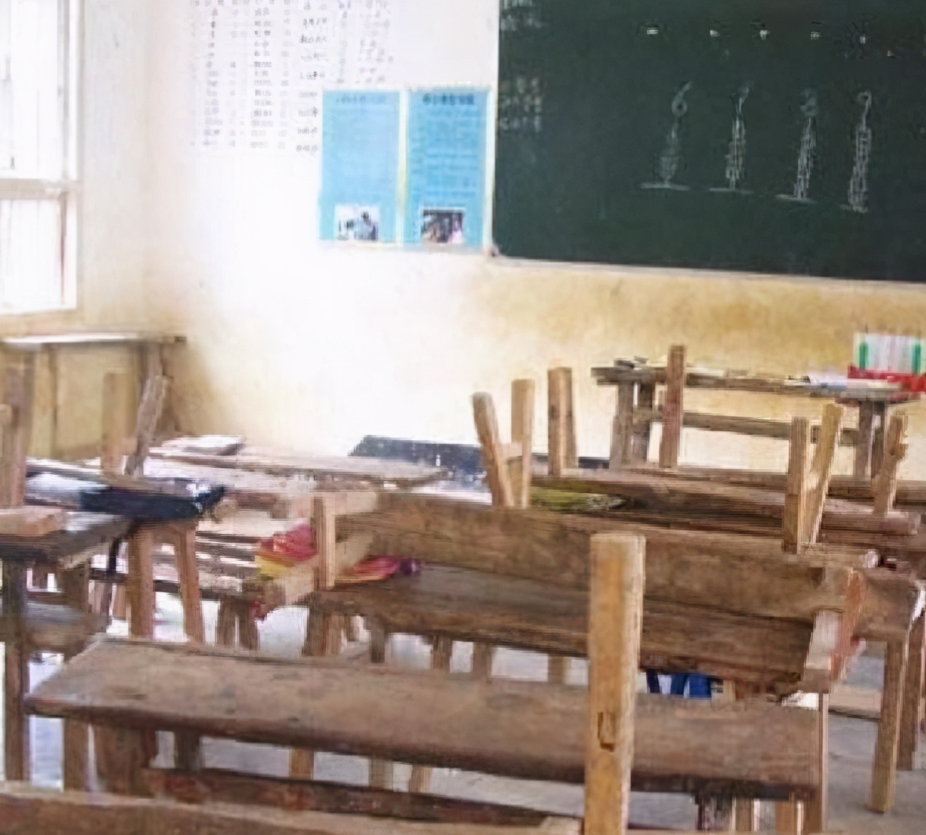 他高考以674分考上清华，采访中痛哭，父亲每天挑200担沙供他念书